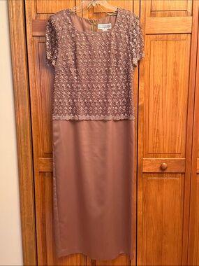 Jessica Howard Gold Lace-Embellished Dress size 14 worn once perfect condition